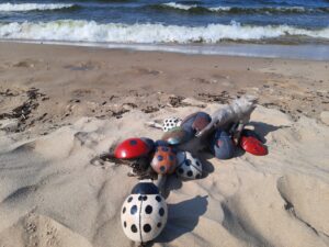 ceramika na tle morza na plaży